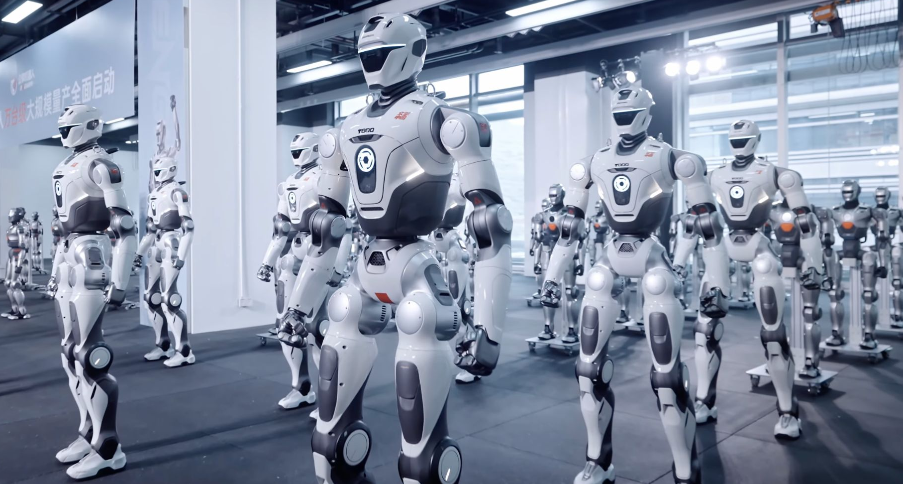 Kinh ngạc tốc độ xuất xưởng robot hình người của một nhà máy Trung Quốc