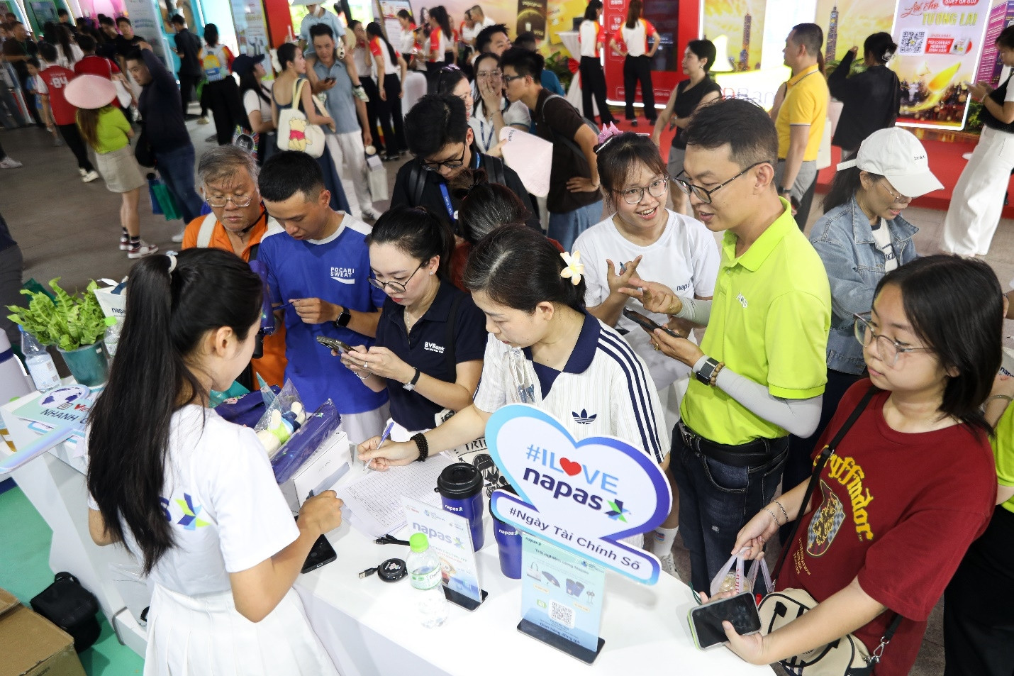 Ngày Tài chính số 2026: Sôi động thanh toán số tại gian hàng NAPAS