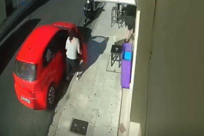 Phản xạ trong tích tắc của người mẹ cứu con gái khỏi chiếc Mercedes mất lái