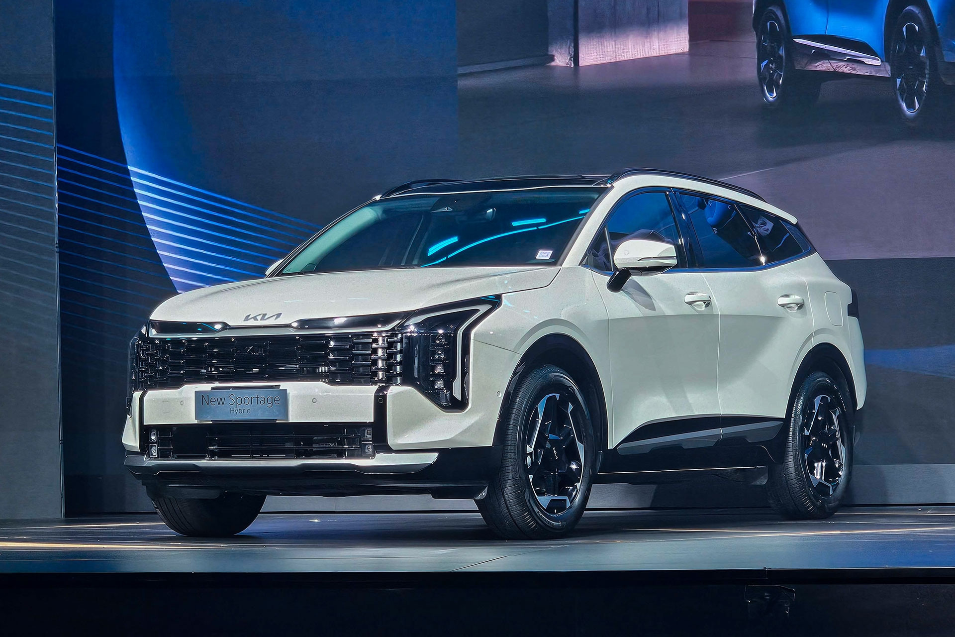 Thị trường xe hybrid có thêm KIA Sportage, cạnh tranh mạnh với Corolla Cross HEV