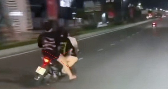 Thiếu nữ 15 tuổi chạy xe máy &amp;apos;kẹp ba&amp;apos;, đánh võng rồi tông vào dải phân cách