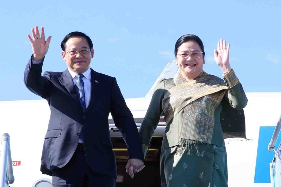 Thủ tướng Lào và phu nhân bắt đầu thăm Việt Nam