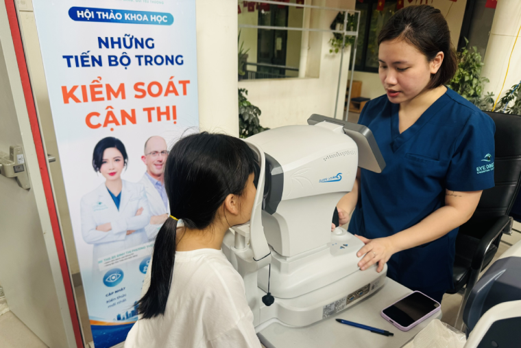 Trẻ em hiện nay cận thị nhiều hơn thời bố mẹ, đâu là nguyên nhân?
