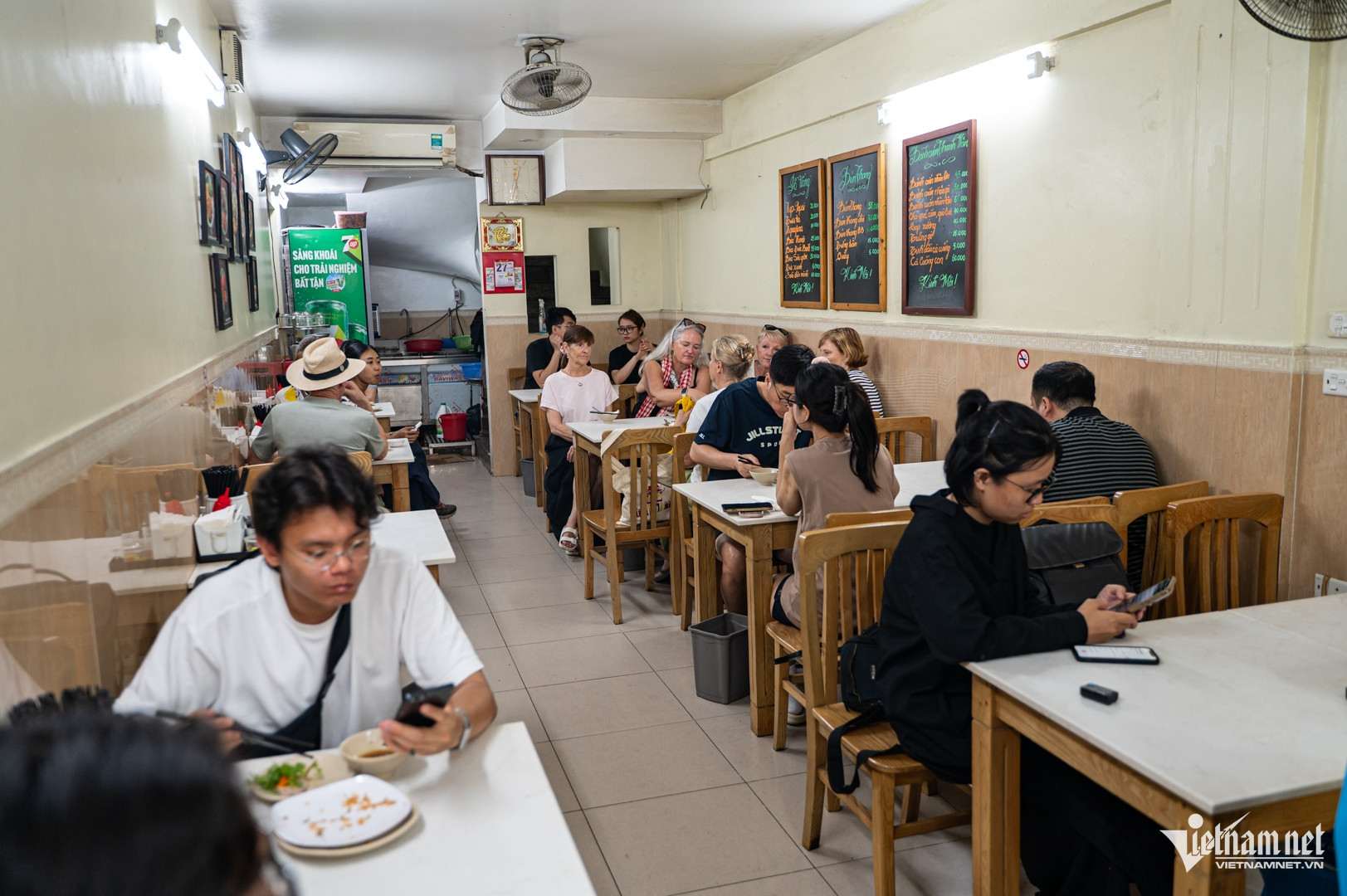 https://static-images.vnncdn.net/vps_images_publish/000001/000003/2026/6/7/w-banh-cuon-thanh-van-michelin-1150.jpg