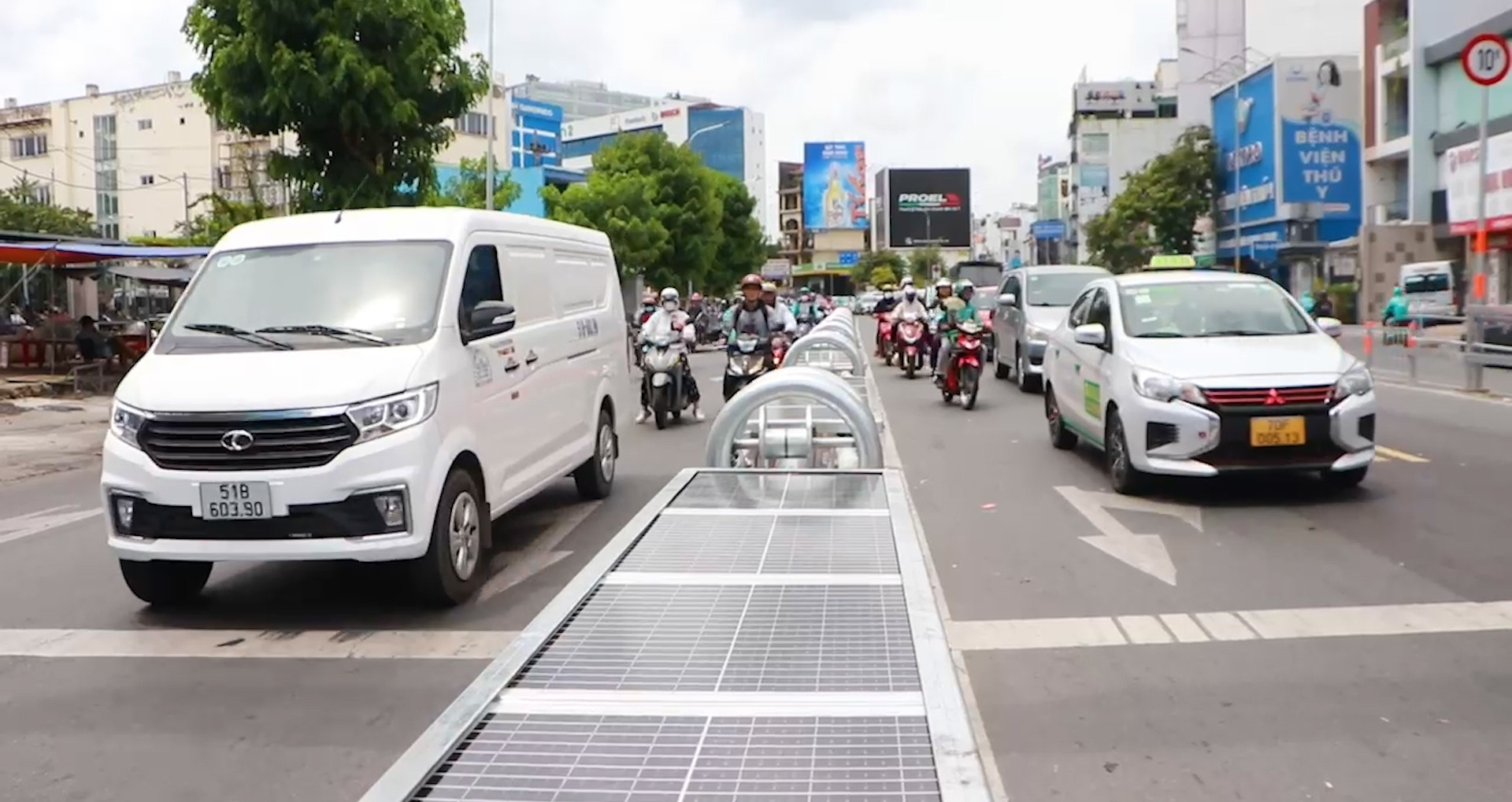 Cận cảnh dải phân cách điều khiển từ xa ở TPHCM, giảm ùn tắc giờ cao điểm