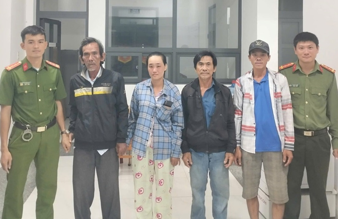 Cha đi lạc 6 ngày, con xúc động tới đón ở nơi cách nhà 150km