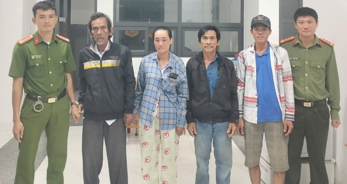 Cha đi lạc 6 ngày, con xúc động tới đón ở nơi cách nhà 150km