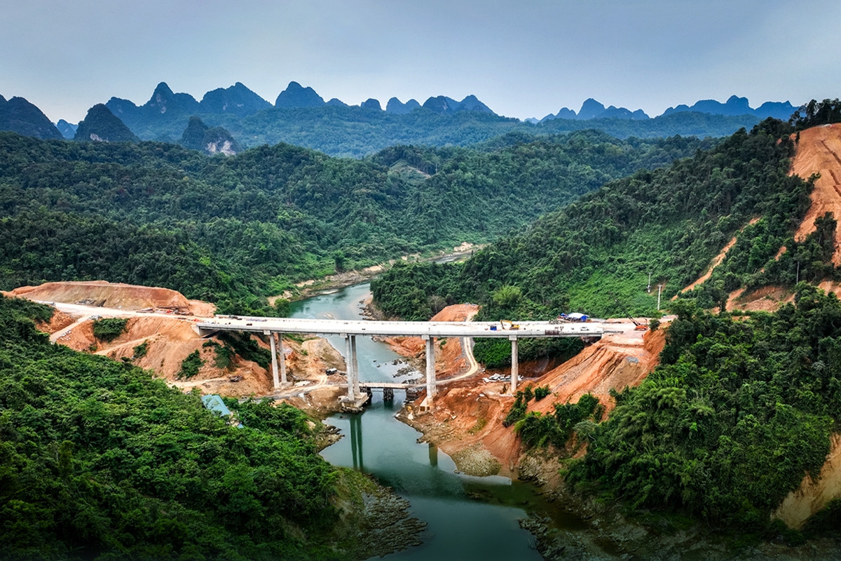 Chinh phục đại ngàn, mở lối cao tốc