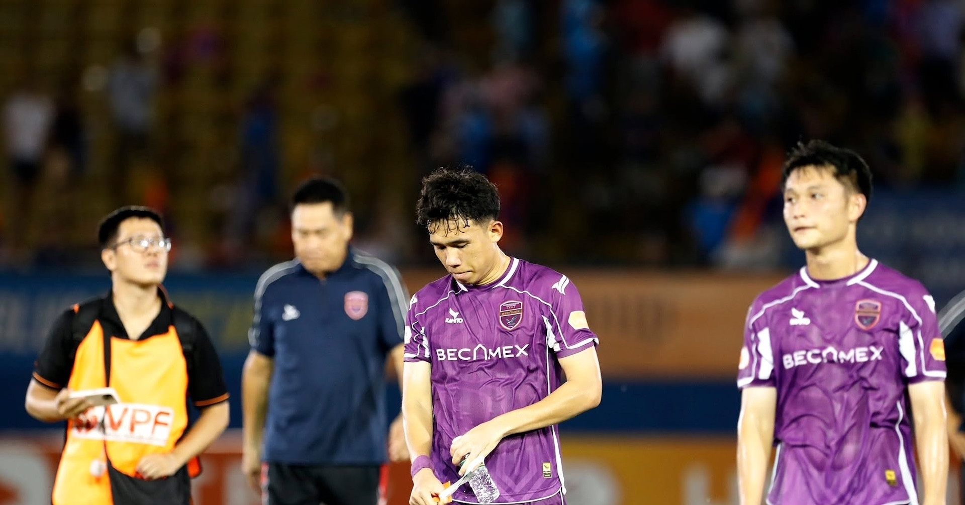 Có một ngày V-League chia nửa buồn, vui