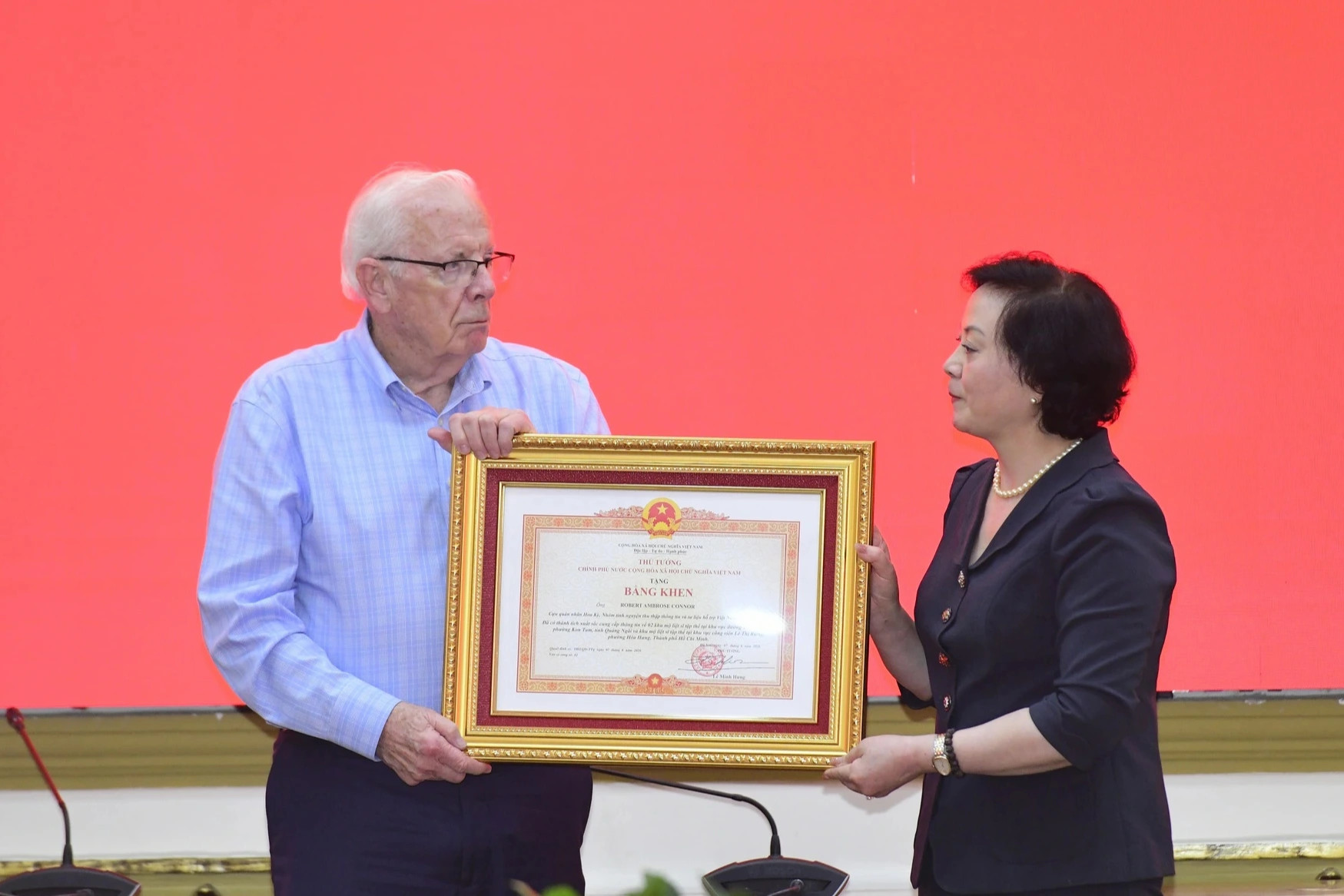 Cựu binh Mỹ nhận bằng khen từ Phó Thủ tướng Phạm Thị Thanh Trà