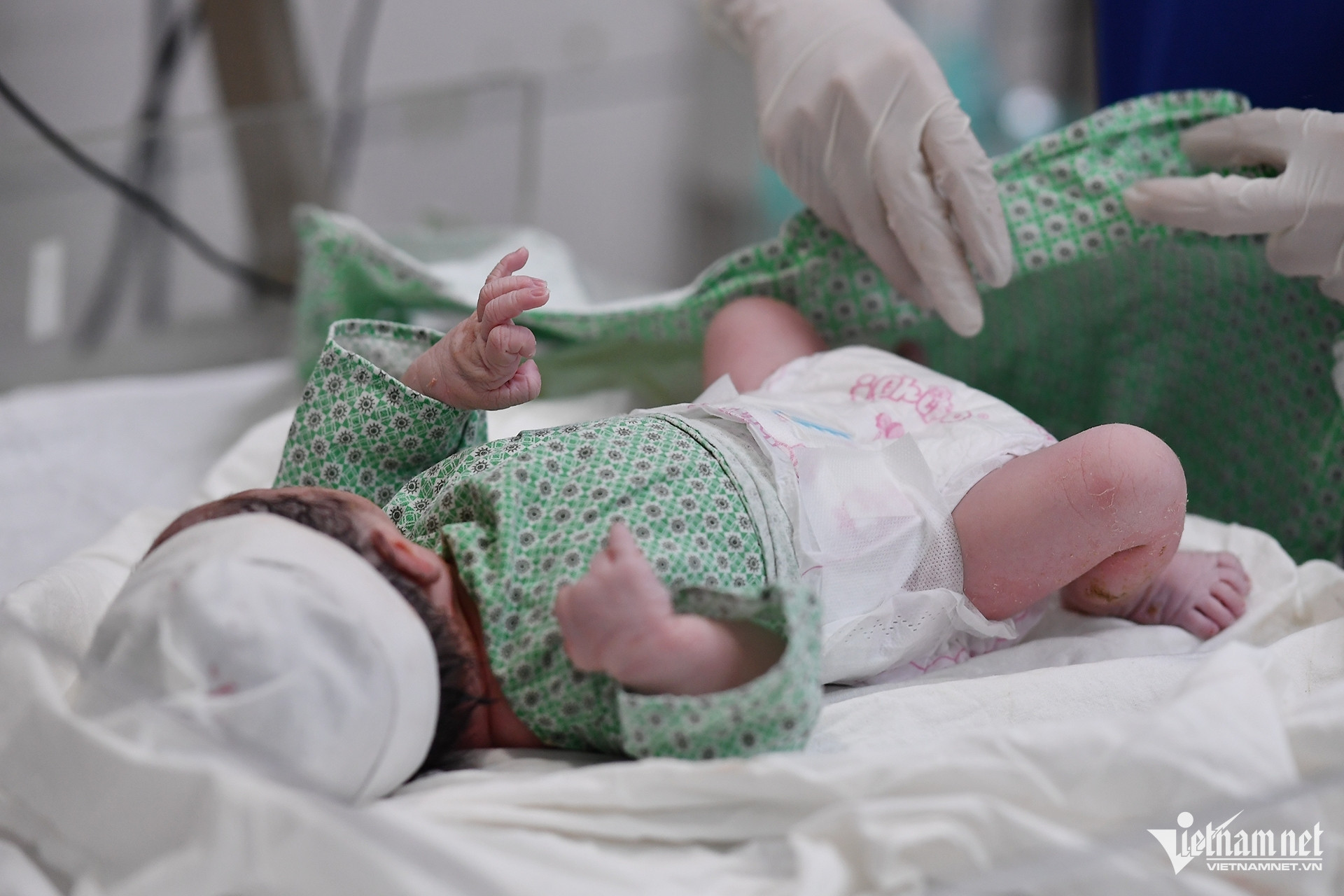 Đề xuất nhiều quy định mới về việc nhận con nuôi