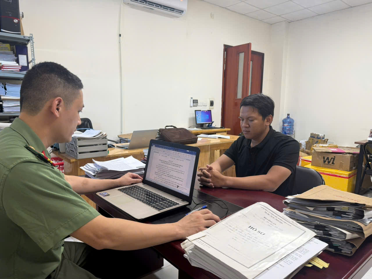 Đối tượng Trần Hữu Tráng tại cơ quan an ninh điều tra.jpg