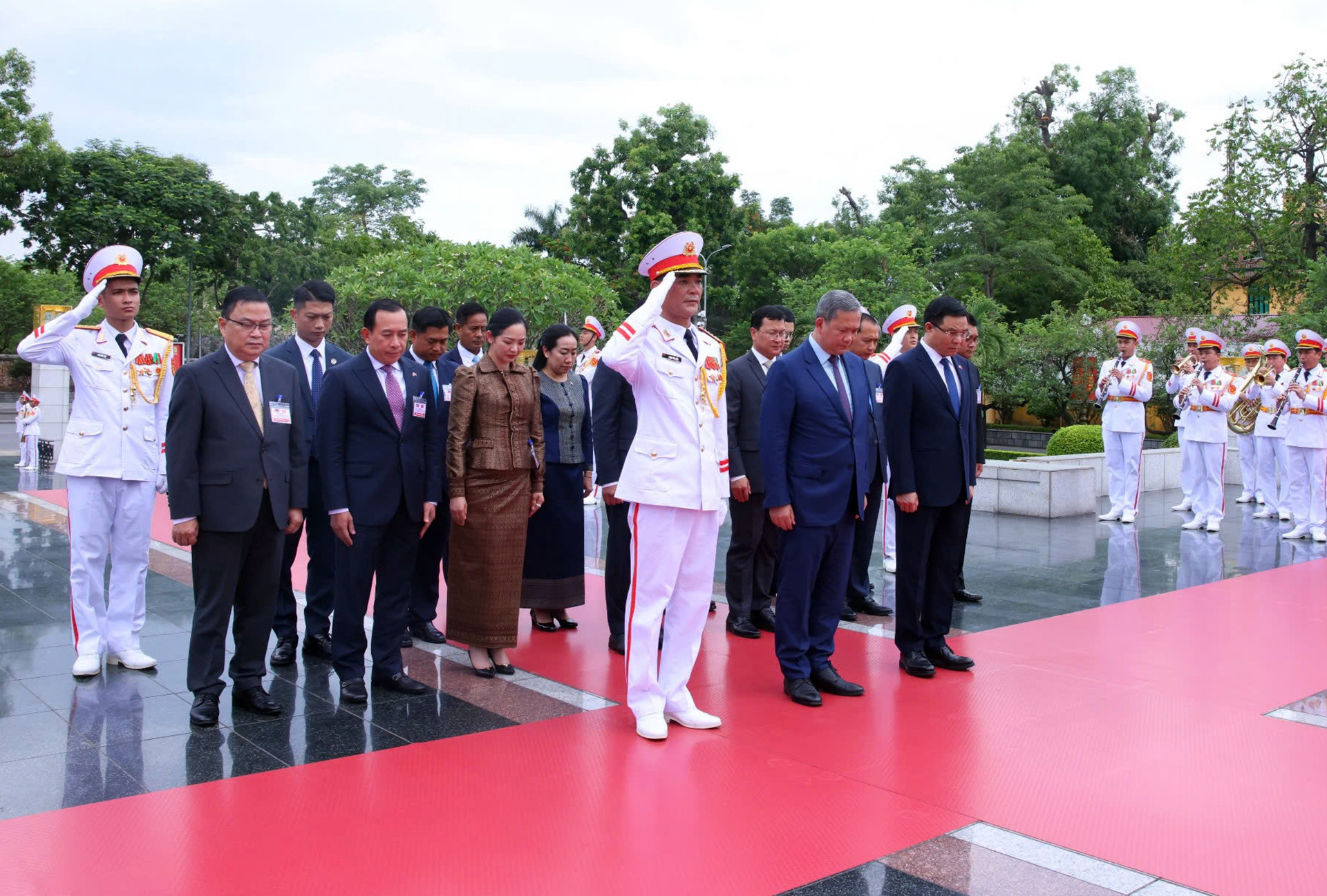 Hun Manet viếng đài LS  4.jpg