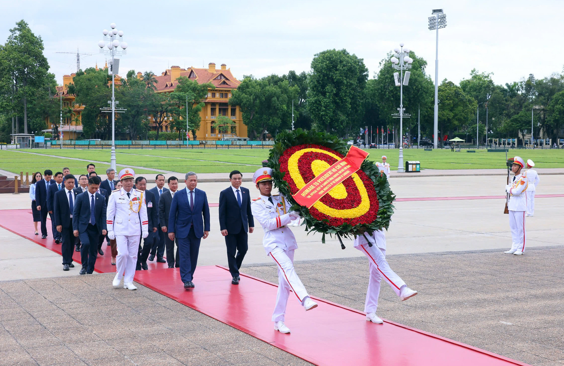 Hun Manet viếng lăng Bác 1 .jpg
