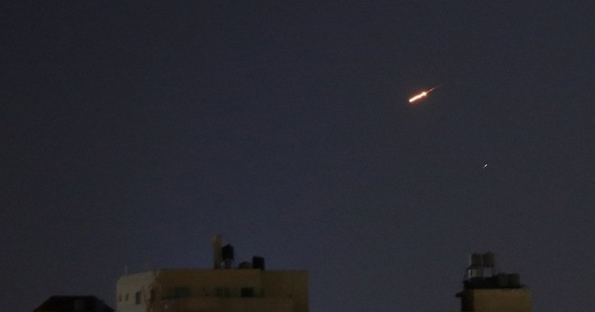 Iran phóng tên lửa vào Israel, ông Trump kêu gọi ông Netanyahu không đáp trả