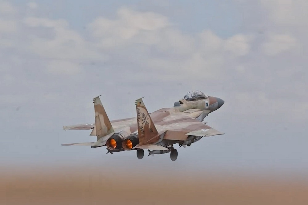 Israel tấn công hàng loạt mục tiêu quân sự trên lãnh thổ Iran