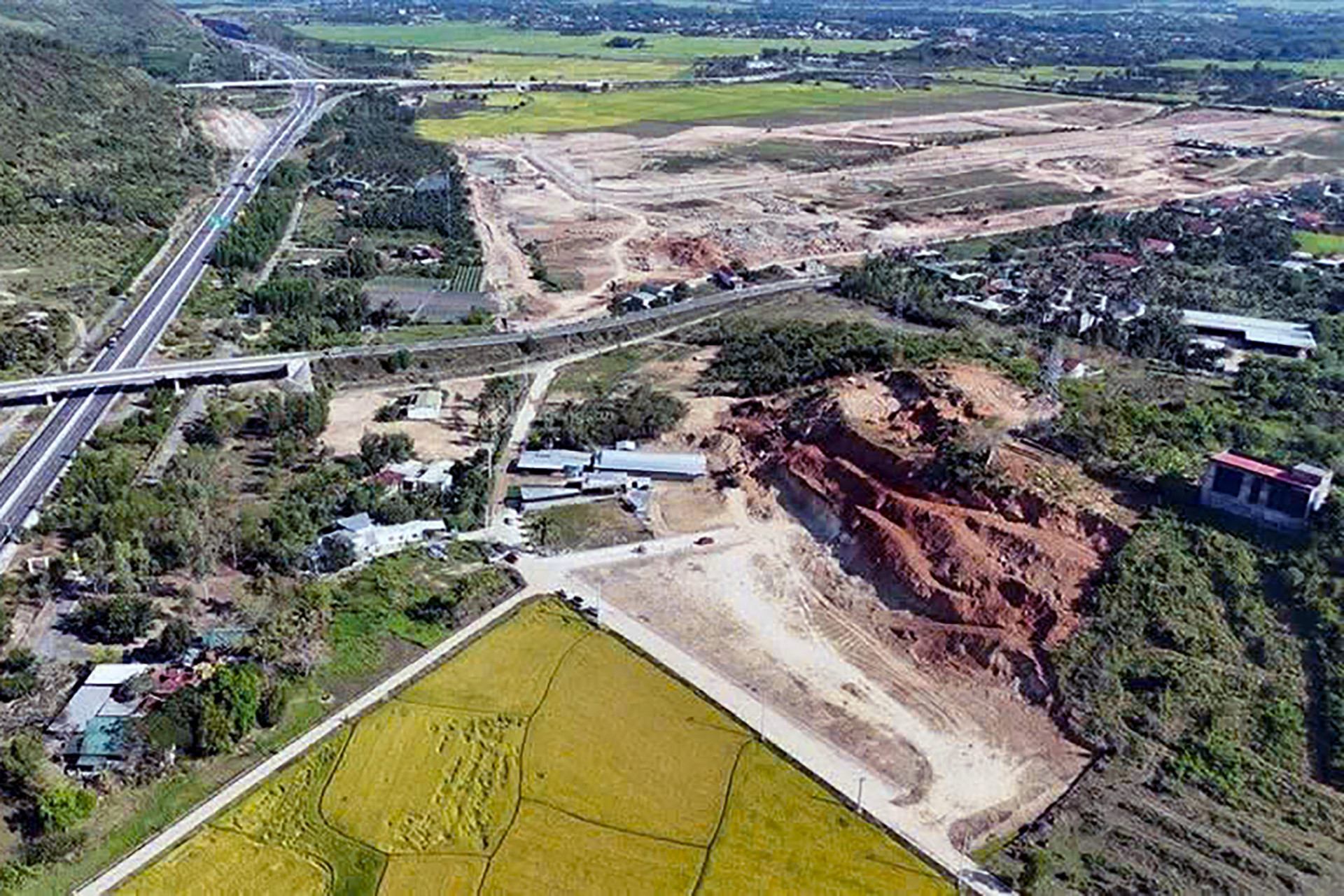 Khu đất bị san gạt, đào bới tại Khánh Hòa. Ảnh: N.X.jpg