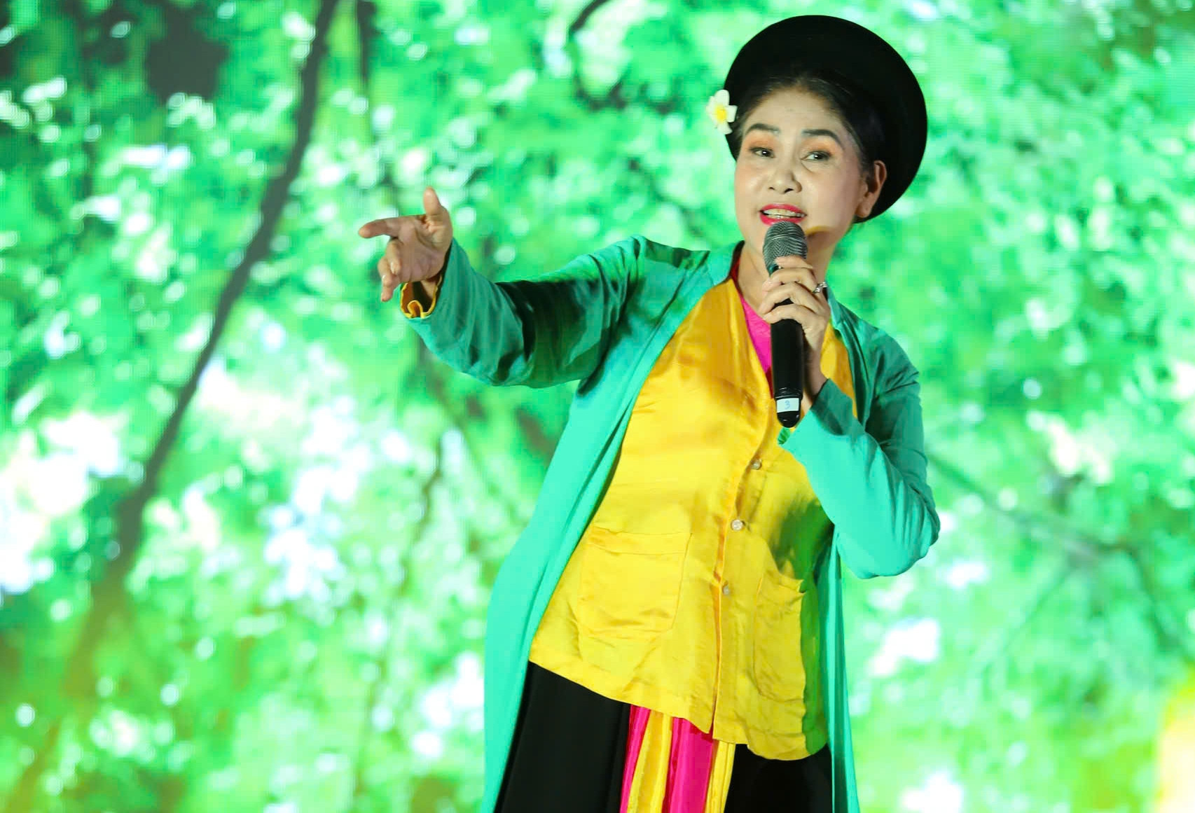 Màn trình diễn của NSND Thanh Ngoan khiến khán giả vây quanh Hồ Gươm
