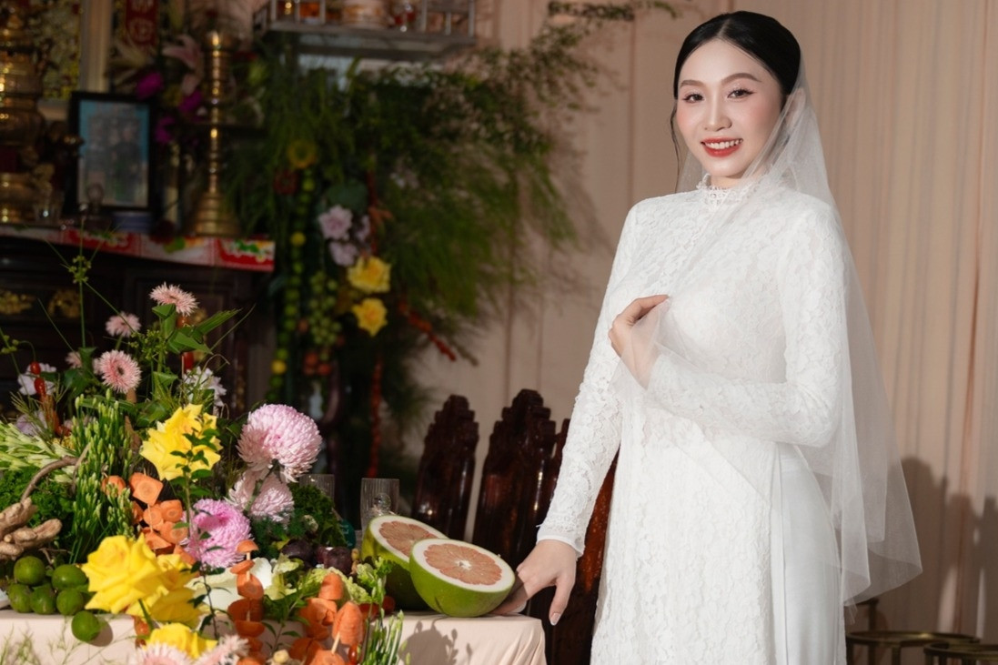 Mẹ hơn 30 năm bán hoa quả, cô dâu Vĩnh Long làm đám hỏi lạ, khách có quà mang về