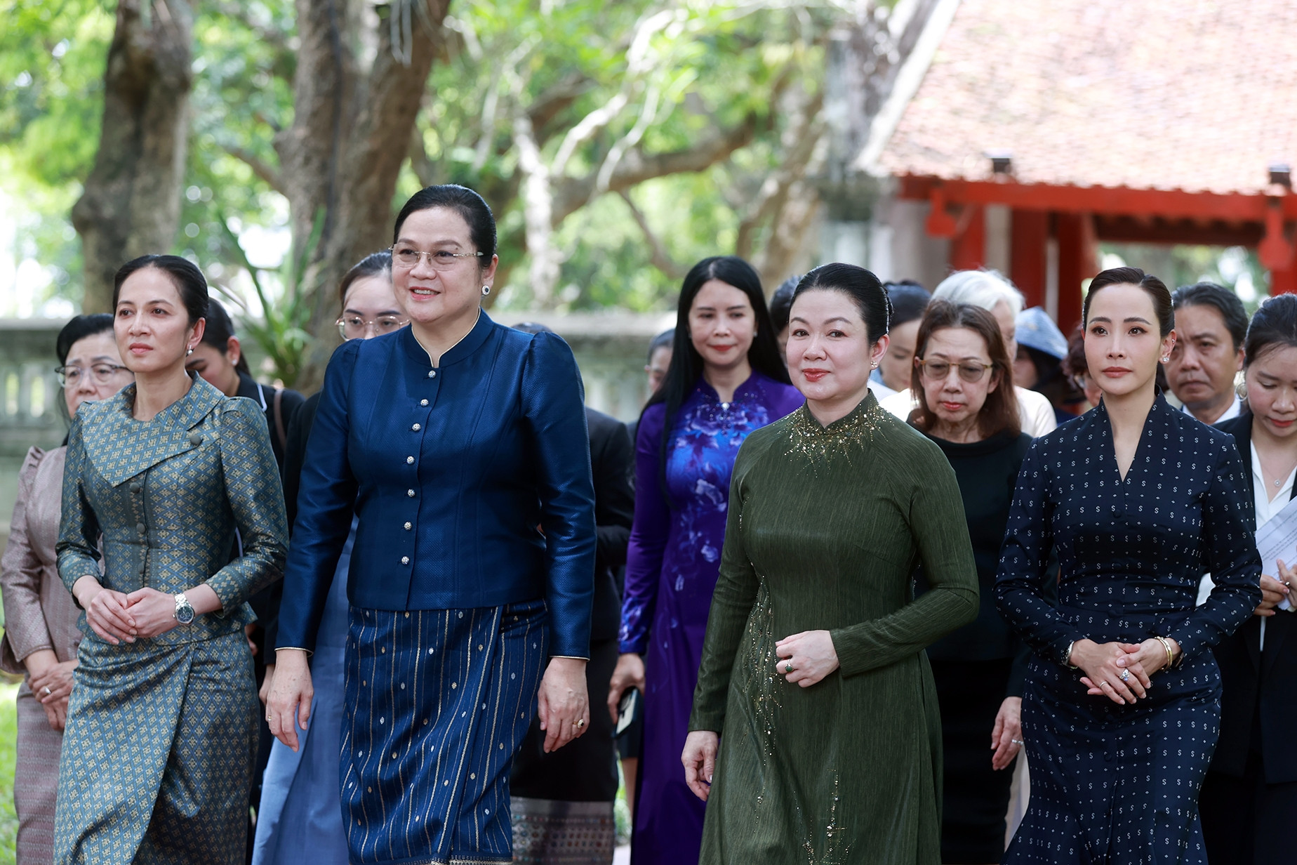 Phu nhân Thủ tướng Lê Minh Hưng cùng phu nhân Thủ tướng 3 nước thăm Văn Miếu - Quốc Tử Giám