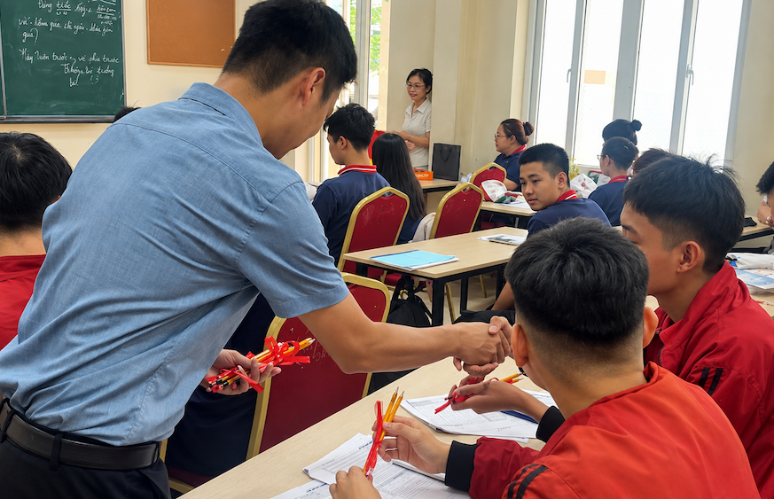 Thầy cô nấu cháo nóng, tặng bút chì động viên học trò thi tốt nghiệp THPT