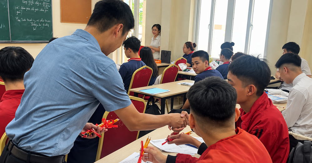 Thầy cô nấu cháo nóng, tặng bút chì động viên học trò thi tốt nghiệp THPT