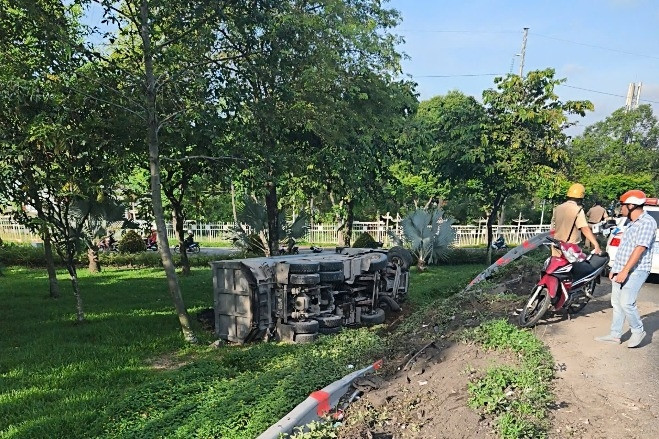 TPHCM: Xe ben ôm cua lật ngang tại cầu vượt Trạm 2