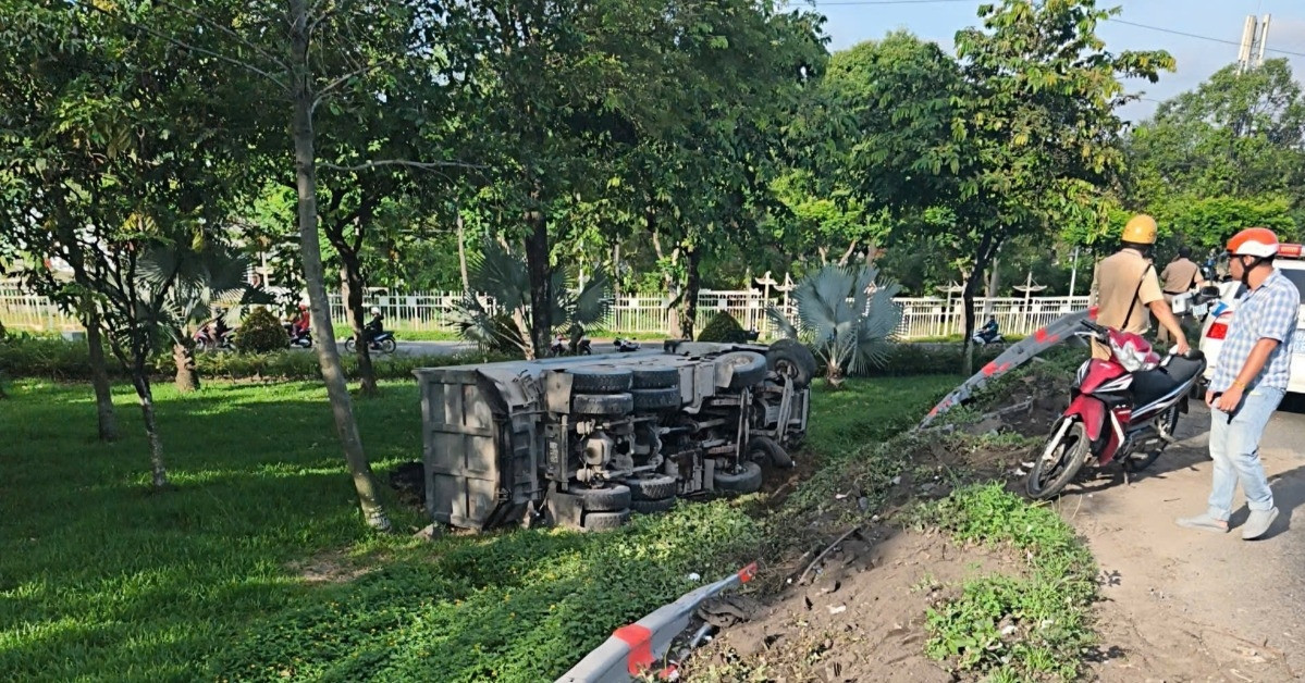 TPHCM: Xe ben ôm cua lật ngang tại cầu vượt Trạm 2