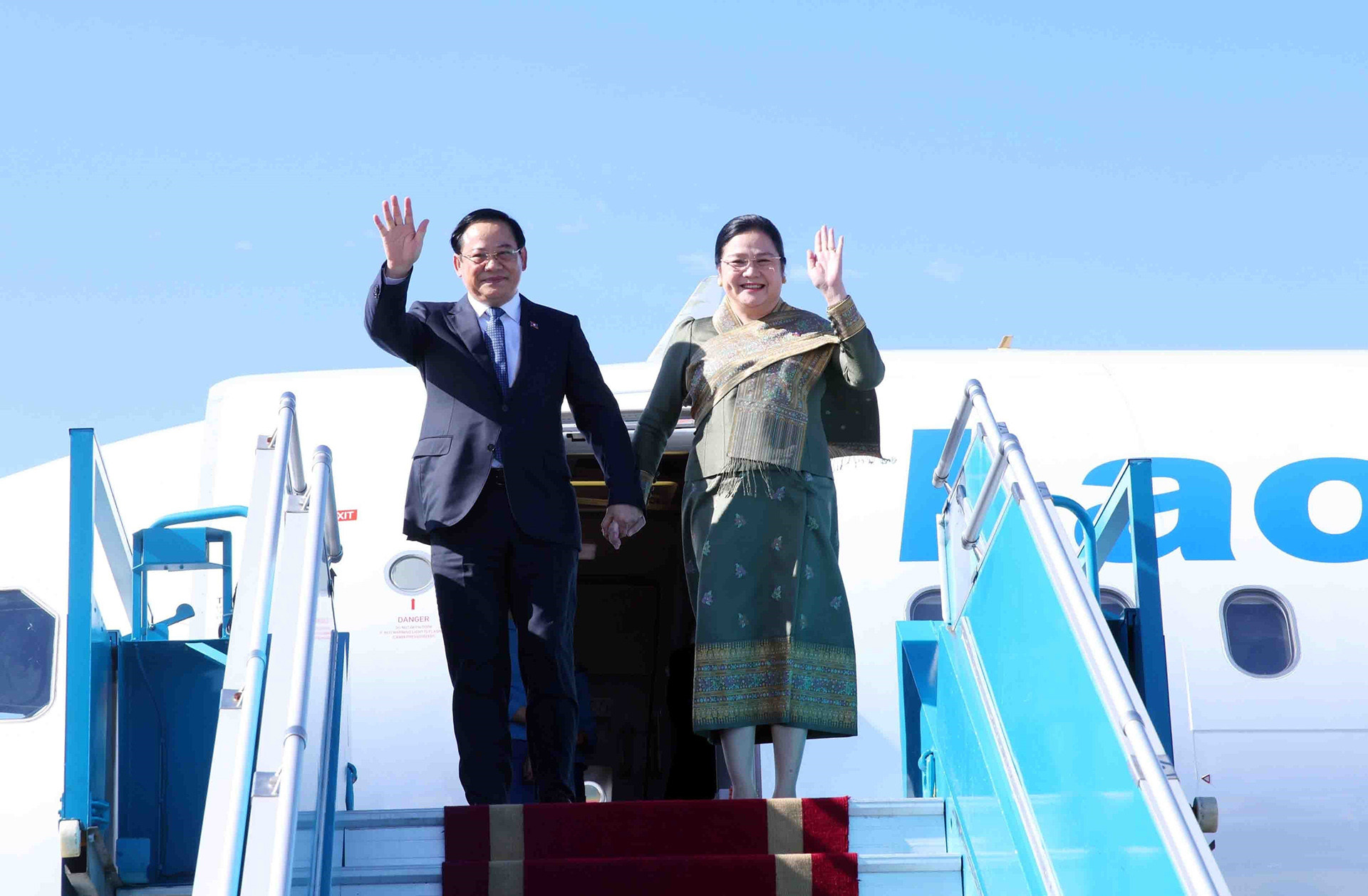 vna_potal_thu_tuong_lao_va_phu_nhan_bat_dau_tham_chinh_thuc_viet_nam_va_tham_du_dien_dan_tuong_lai_asean_lan_thu_ba_8810631.jpg