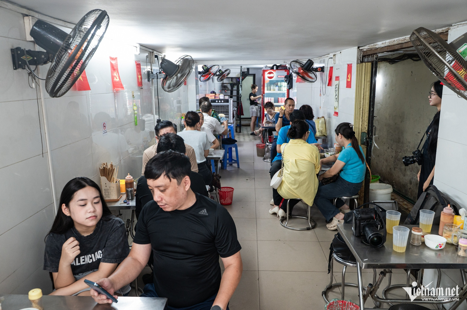 Quán phở gà Hà Nội giá nào cũng bán, khách đông kín vừa lọt danh sách Michelin W-phở gà hà hàng hòm michelin.jpg