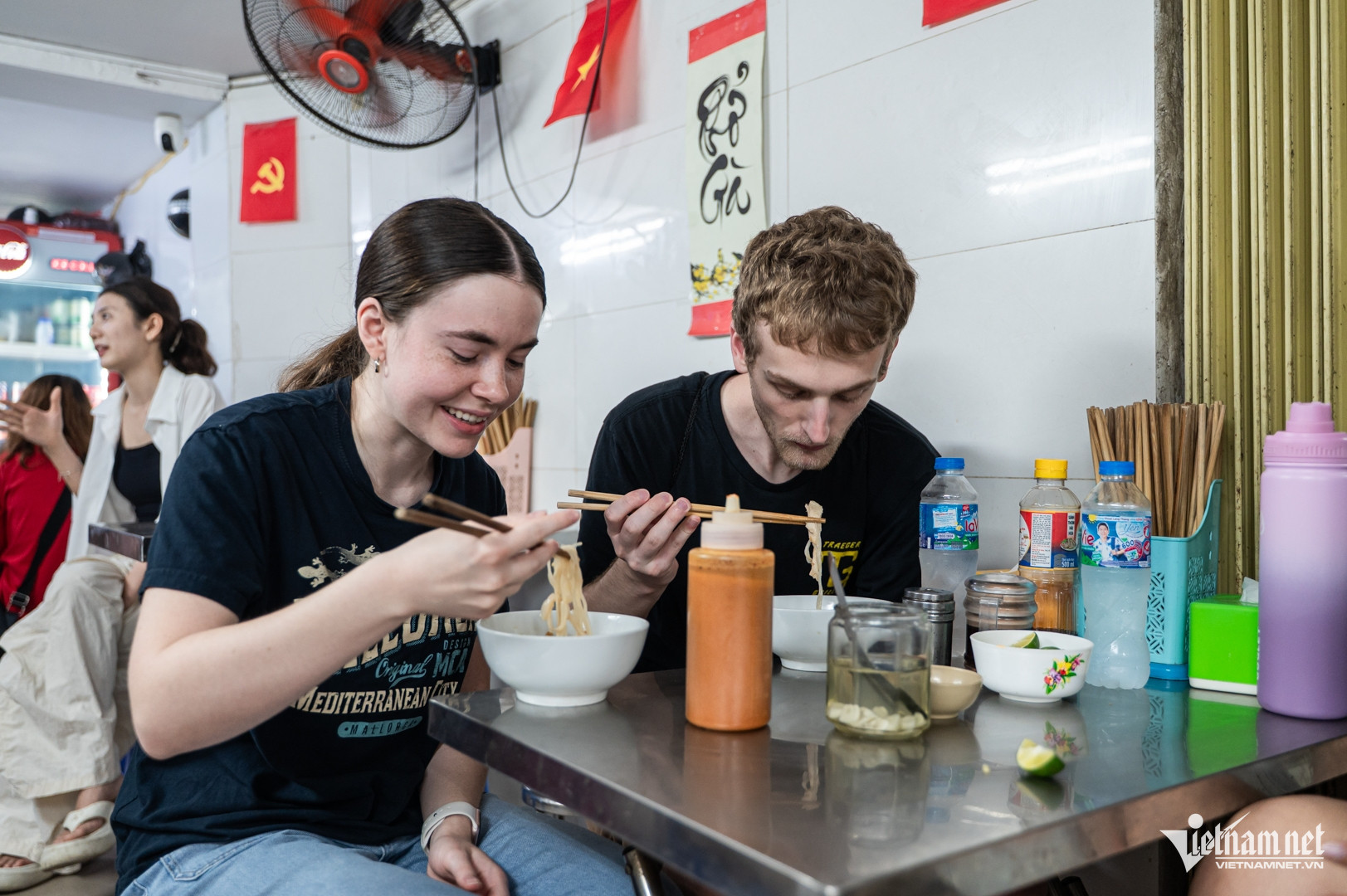 Quán phở gà Hà Nội giá nào cũng bán, khách đông kín vừa lọt danh sách Michelin W-phở gà hà hàng hòm michelin.jpg