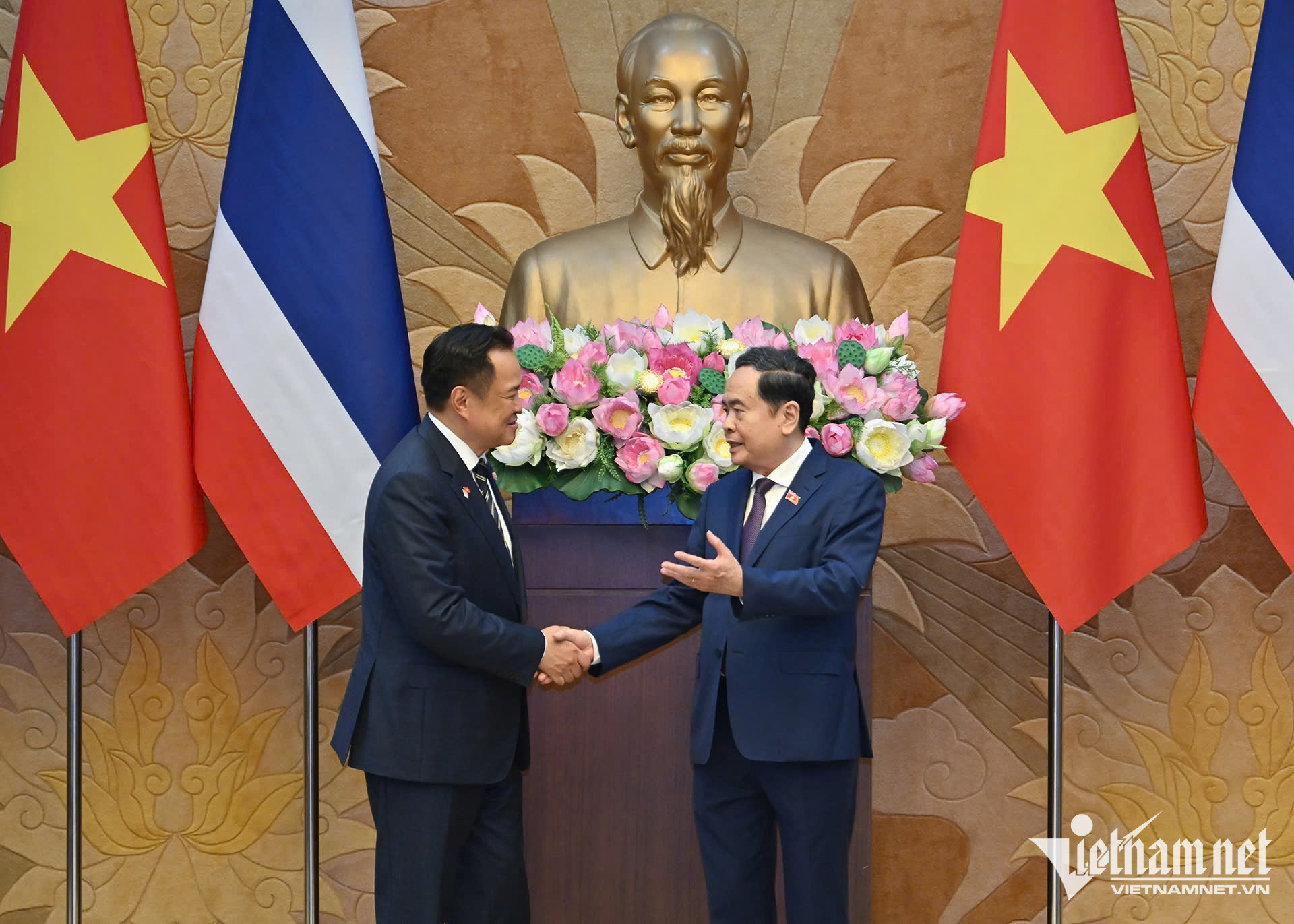 W-Tran Thanh Man   Anutin Charnvirakul  5.jpg