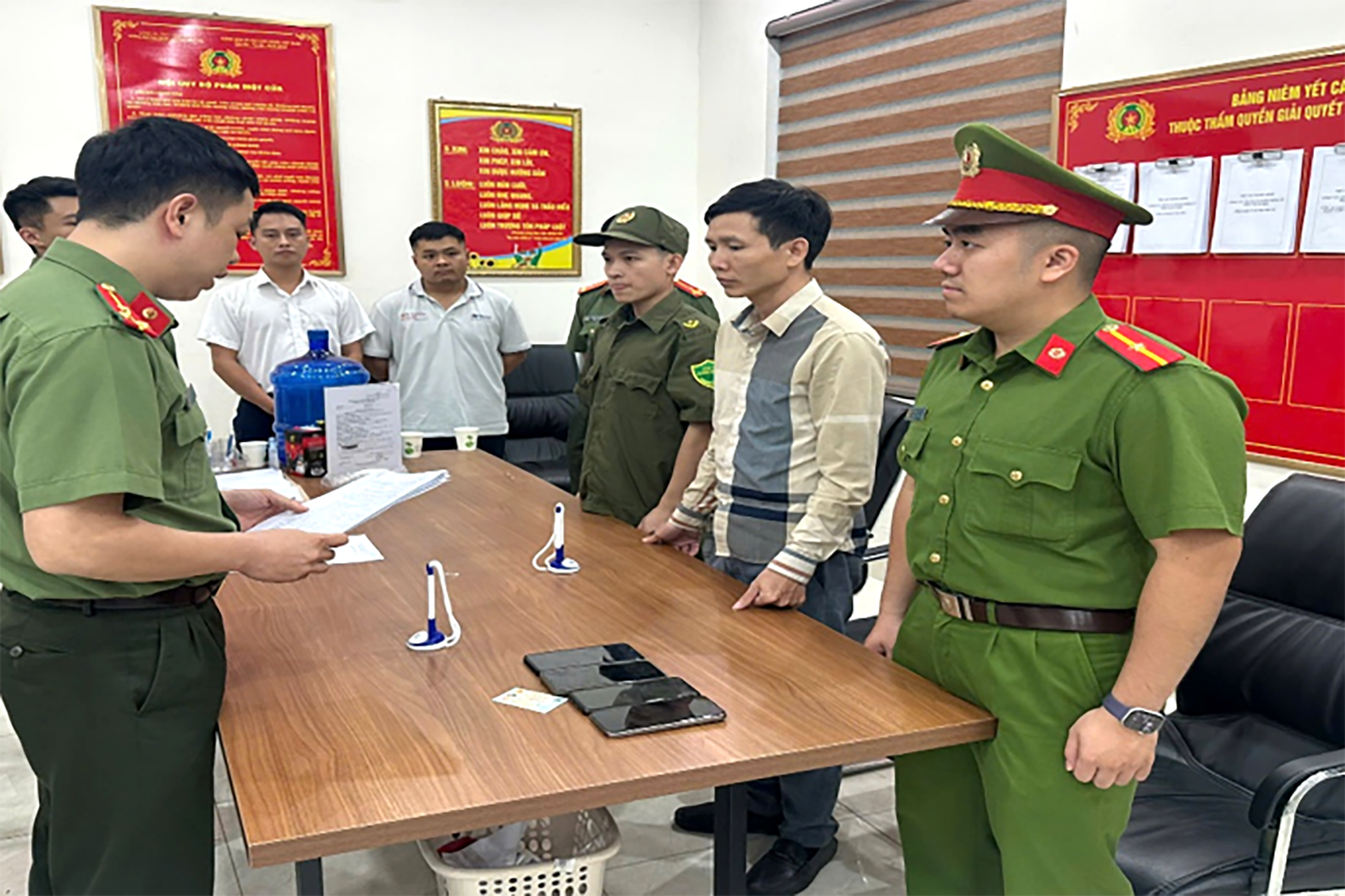 3 nhân viên trạm thu phí tạo điều kiện cho doanh nghiệp được miễn, giảm phí đường bộ