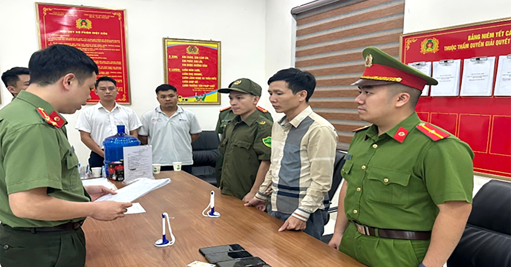 3 nhân viên trạm thu phí tạo điều kiện cho doanh nghiệp được miễn, giảm phí đường bộ