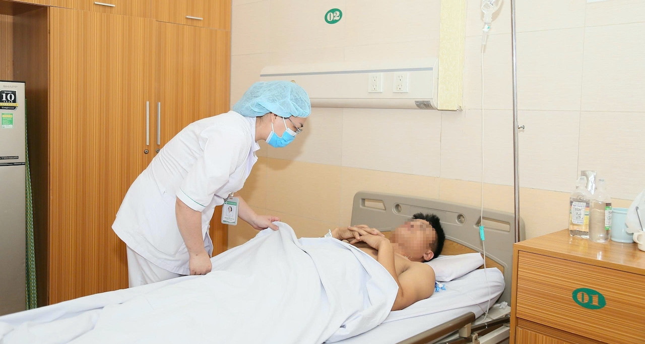 Báo động đỏ cứu người đàn ông Hà Nội bị xe tải lùi qua người khi đang ở nhà