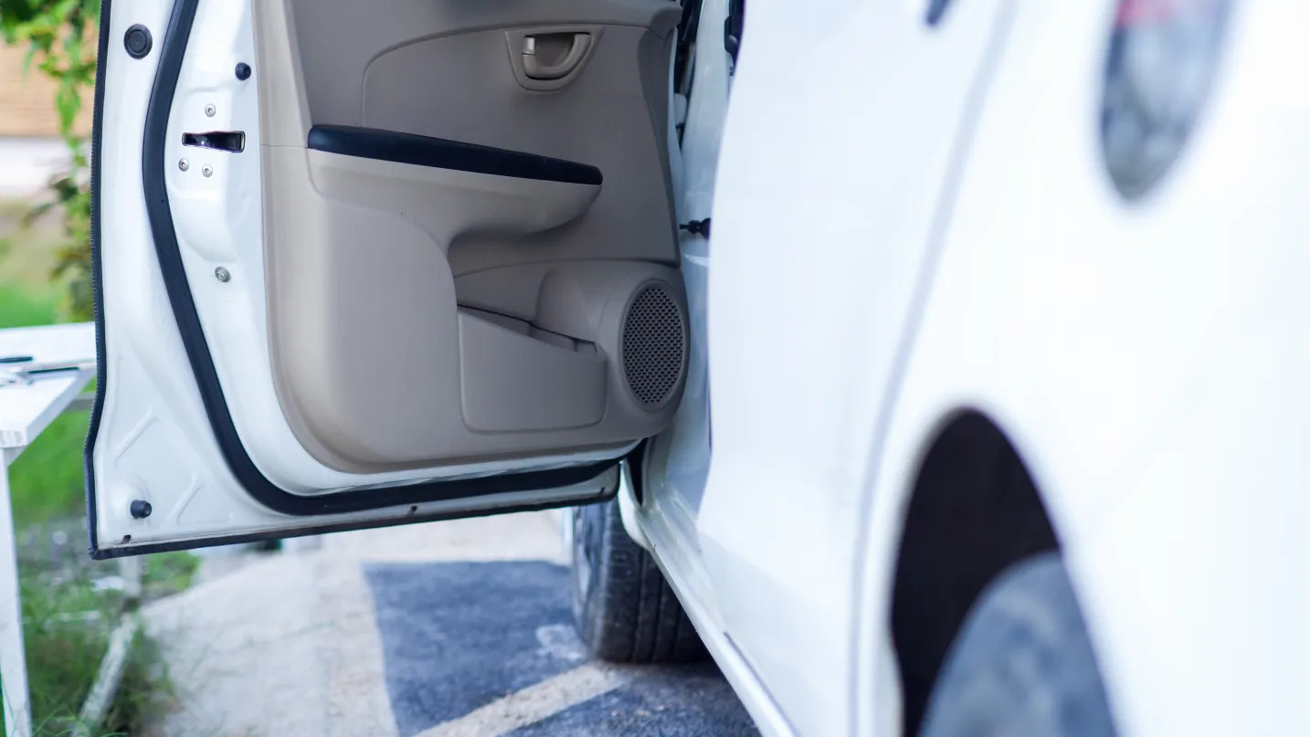 car stoped open door carport 1086188334.webp