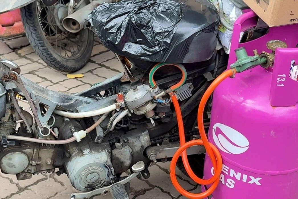 Chủ cửa hàng gas độ chế 2 xe máy chạy bằng gas để giao hàng