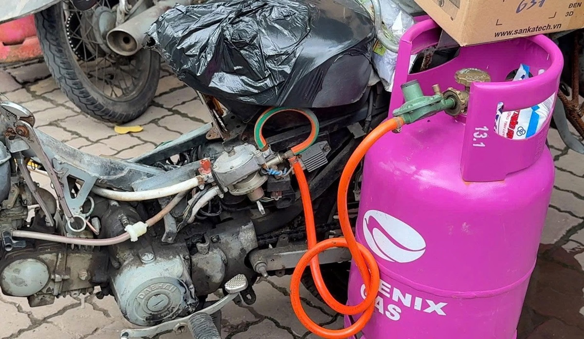https://static-images.vnncdn.net/vps_images_publish/000001/000003/2026/6/9/chu-cua-hang-kinh-doanh-gas-do-2-xe-may-chay-bang-gas-de-di-giao-hang-cho-khach-1116.jpg