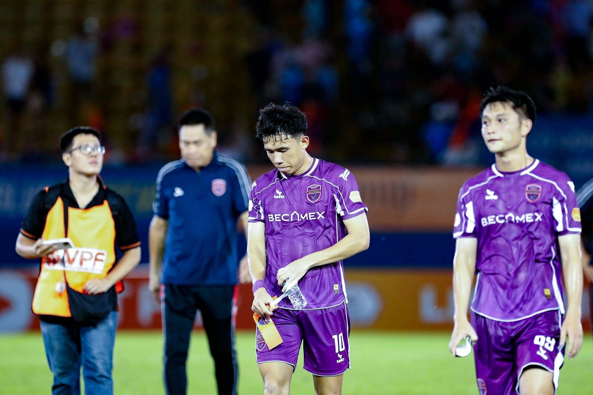 Có một ngày V-League chia nửa buồn, vui