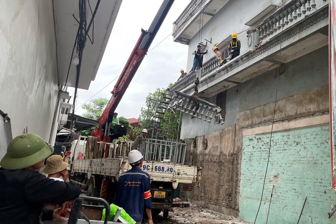 Cưỡng chế thi hành án tại nơi xảy ra vụ xịt nước vào thợ làm việc trên cao ở Hà Nội