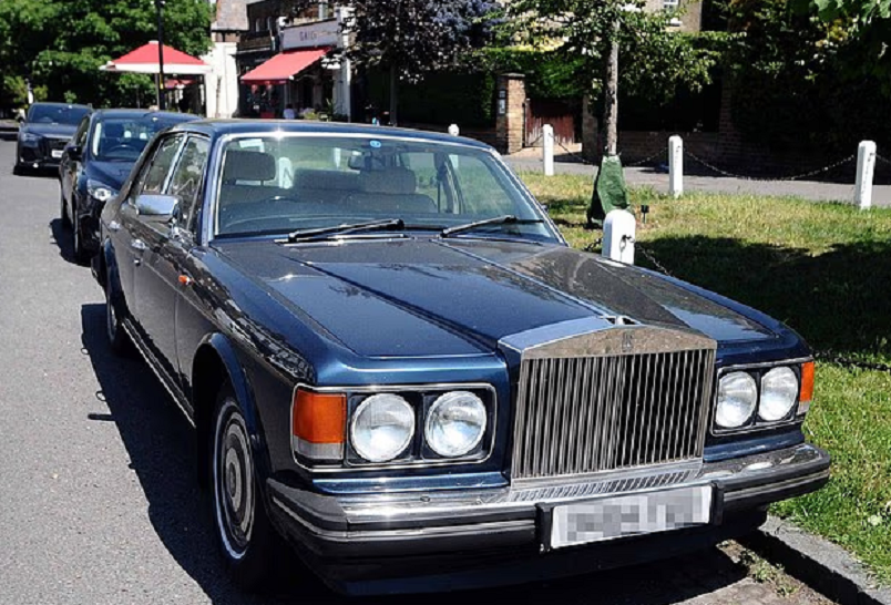 Dàn xe Rolls-Royce cổ đỗ lì nhiều tháng trên phố, cư dân khu nhà giàu bất lực