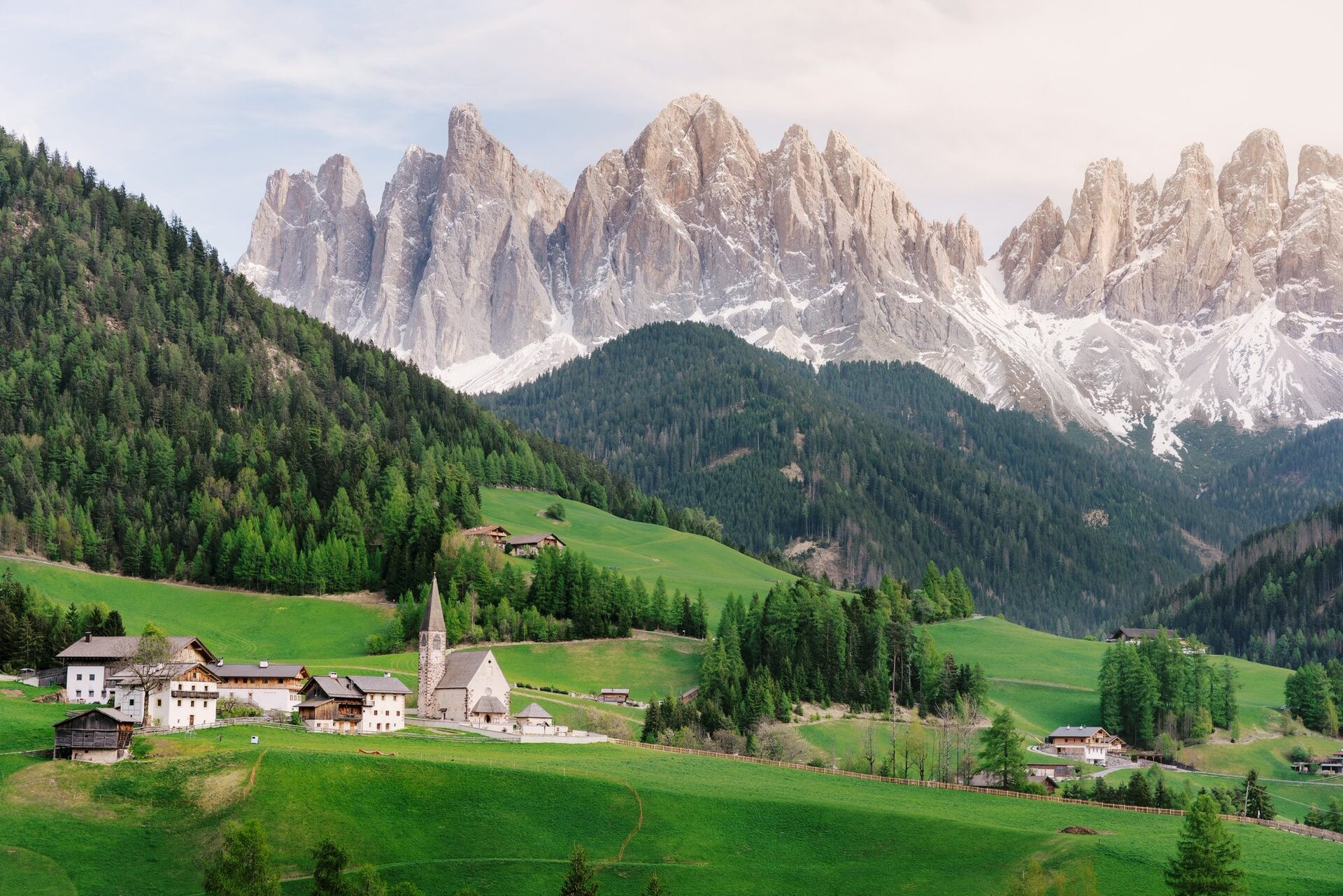 https://static-images.vnncdn.net/vps_images_publish/000001/000003/2026/6/9/dolomites-khach-viet-2-2307.jpg