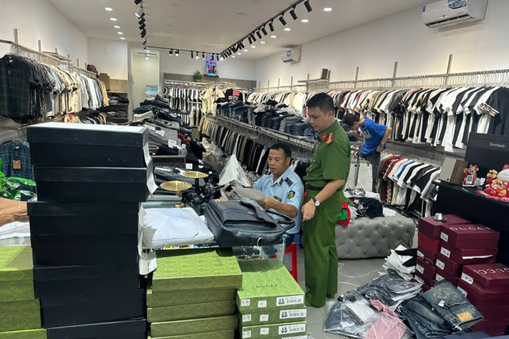 Đột kích 2 kho bán hàng giả thương hiệu thời trang xa xỉ Chanel, Gucci, Hermès