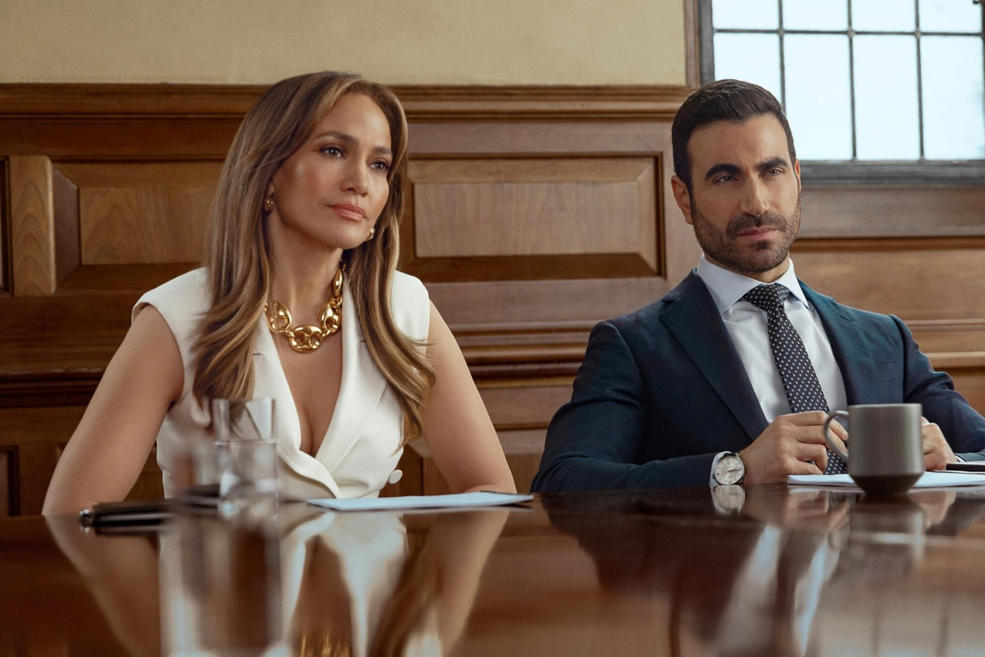 https://static-images.vnncdn.net/vps_images_publish/000001/000003/2026/6/9/jennifer-lopez-brett-goldstein-2026-130304872-865.jpg