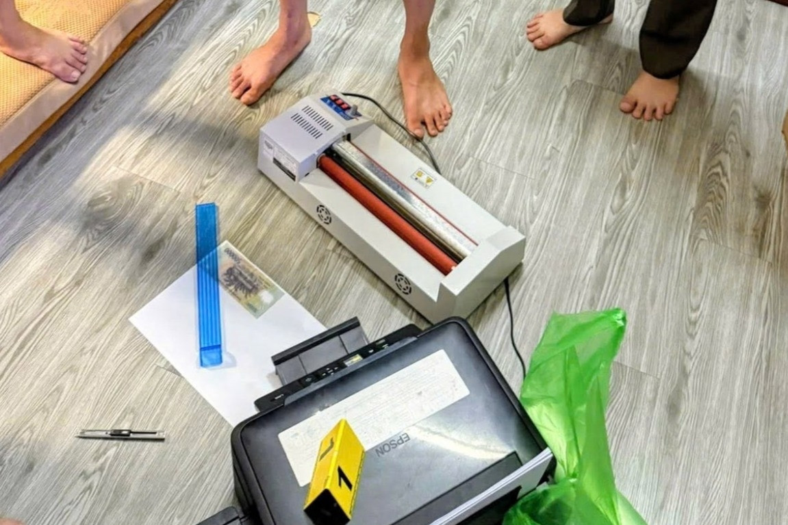 Khám nhà hai thanh niên ở Hà Nội, phát hiện nhiều dụng cụ nghi làm tiền giả