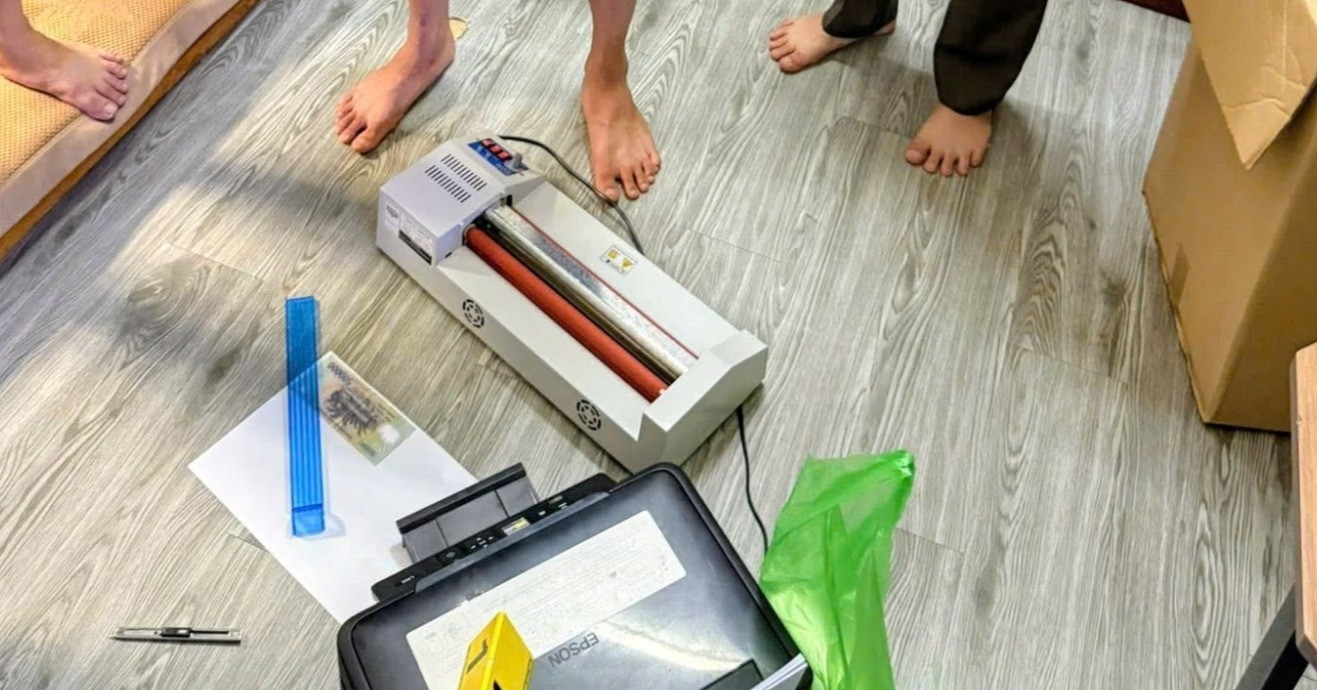 Khám nhà hai thanh niên ở Hà Nội, phát hiện nhiều dụng cụ nghi làm tiền giả