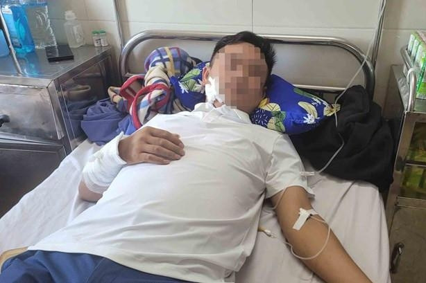 Khởi tố người đàn ông đi ô tô đến nhà người vay tiền, dùng súng bắn nạn nhân
