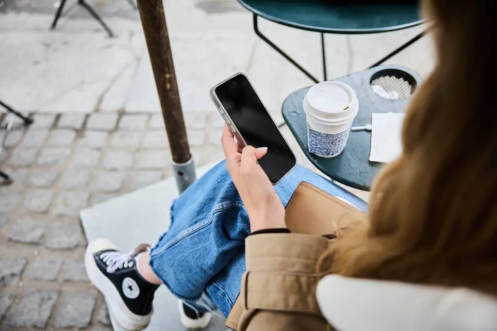 Smartphone là ‘thủ phạm’ khiến giới trẻ ngừng sinh con?