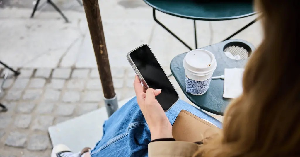 Smartphone là ‘thủ phạm’ khiến giới trẻ ngừng sinh con?