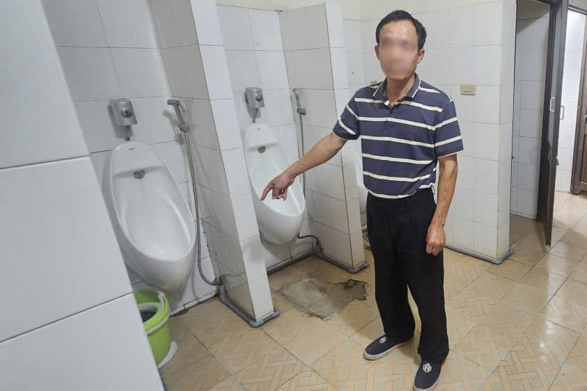 Tài xế ném hơn 0,5kg vàng vào nhà vệ sinh khi bị kiểm tra ở cửa khẩu
